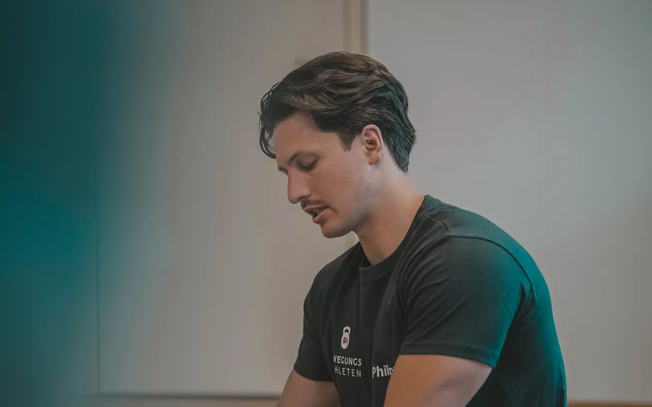 Philipp Schmitt sitzt konzentriert im Trainingsraum