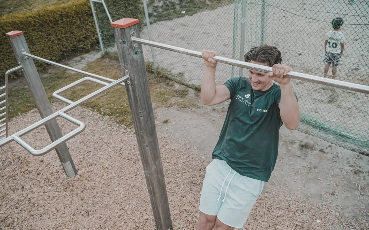 Philipp Schmitt zieht sich im Calisthenics-Park an einer Reckstange hoch