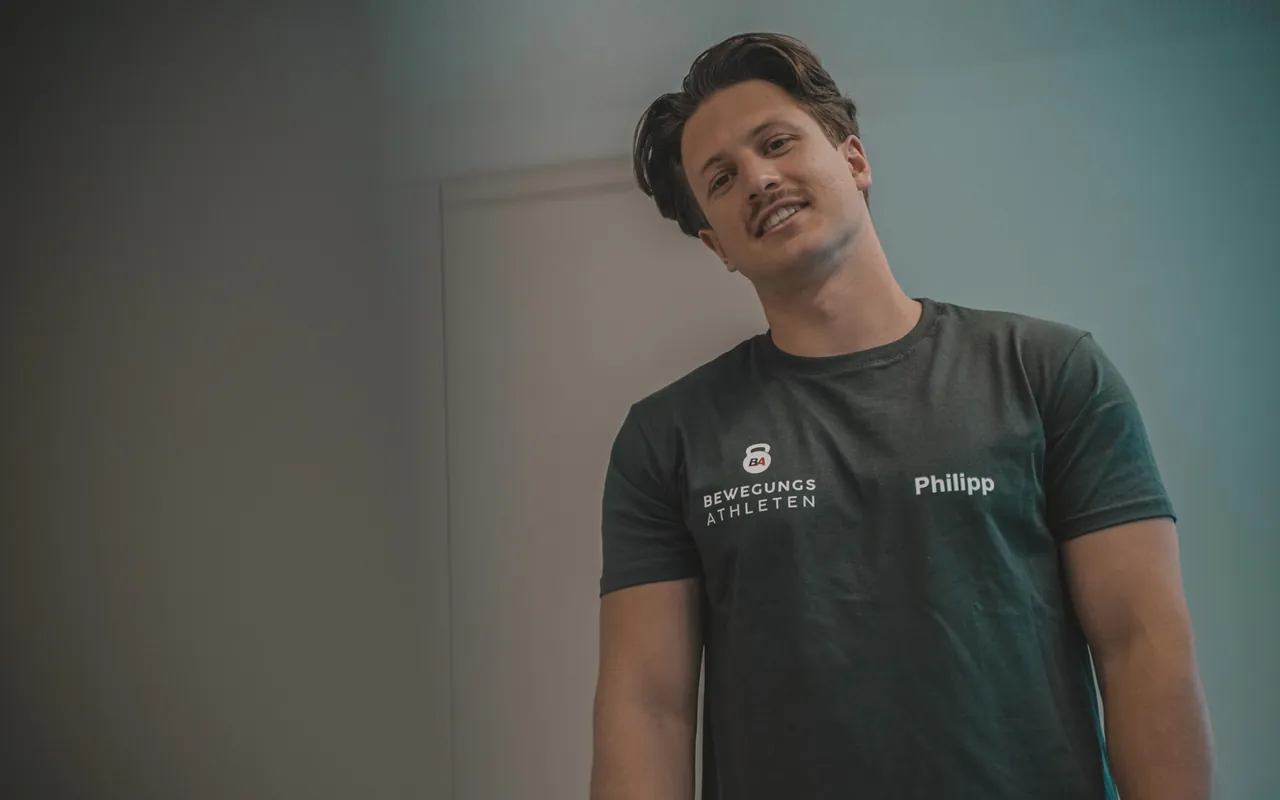 Philipp Schmitt neigt den Kopf zur Seite und dehnt den Nacken