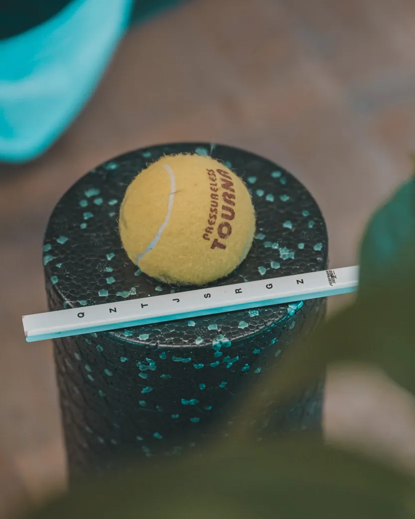 Massageball auf einer Faszienrolle