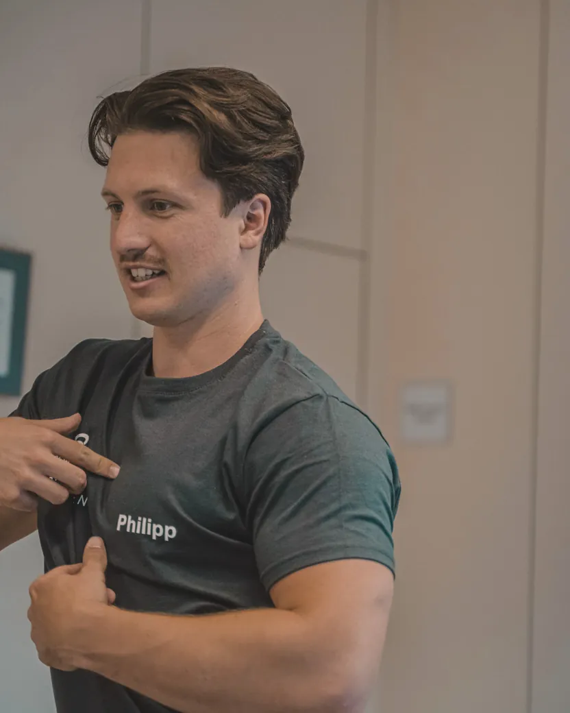 Philipp Schmitt erklärt eine Übung