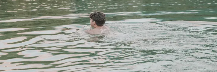 Philipp Schmitt schwimmt im See