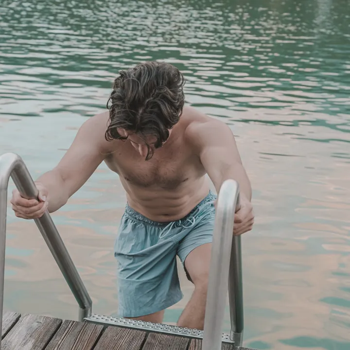 Philipp Schmitt steigt nach dem Schwimmen aus dem See