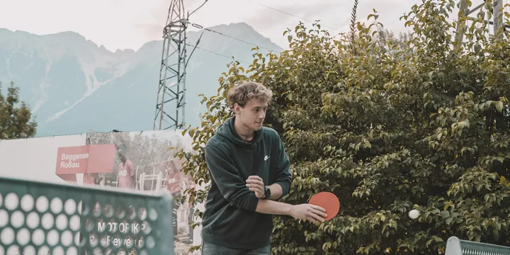 Philipp Schmitt beim Tischtennis im Freien