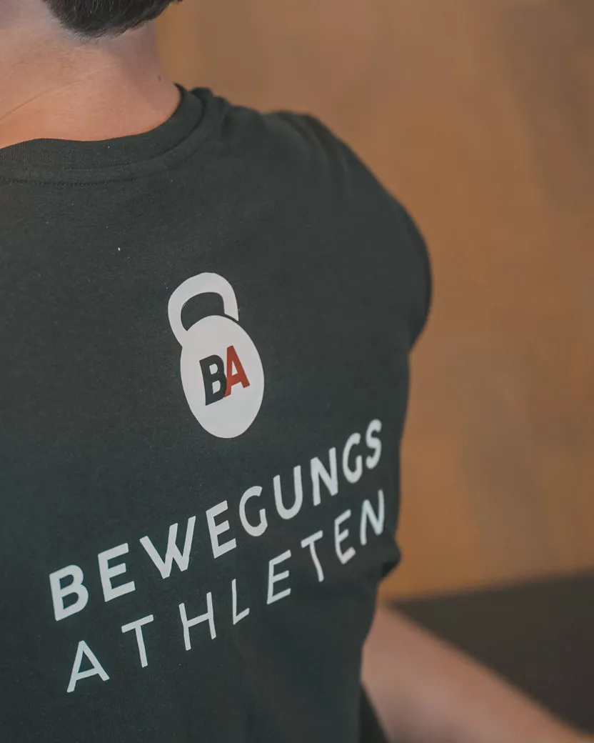 Rückenansicht: Philipp Schmitt im Shirt mit Bewegungsathleten-Logo