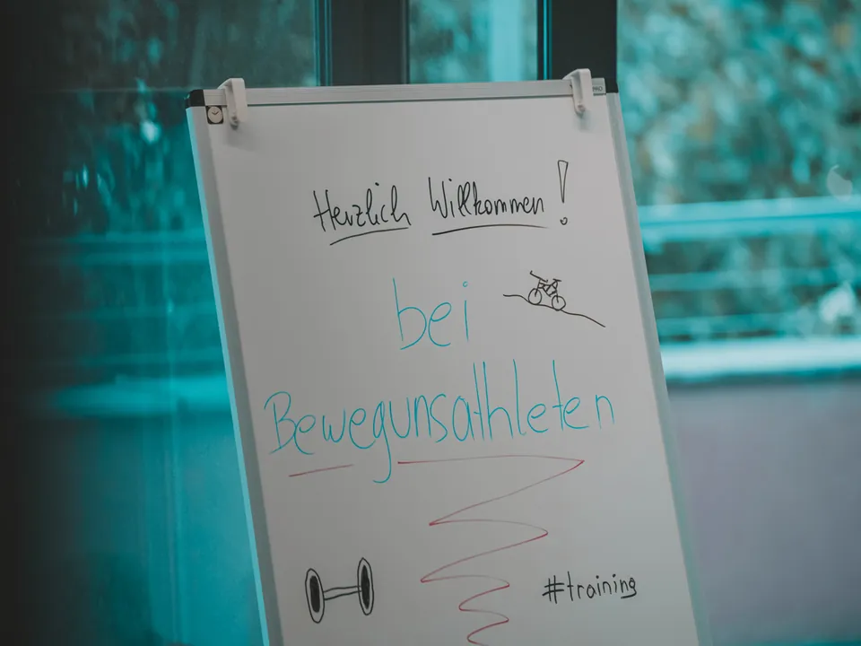 Flipchart mit der Aufschrift „Herzlich Willkommen bei Bewegungsathleten“