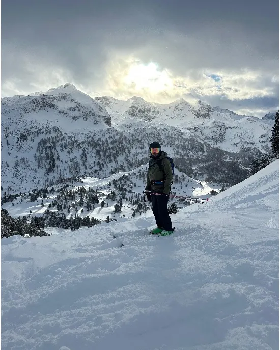Aaron auf Skitour im verschneiten Hochgebirge