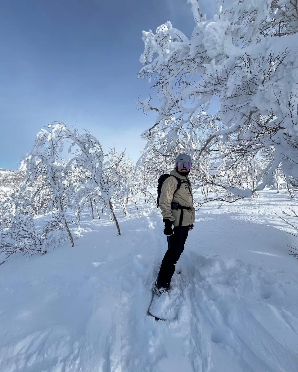 Luke im Tiefschnee zwischen verschneiten Bäumen