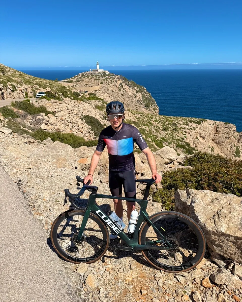 Manu mit seinem Rennrad an einer Küstenstraße