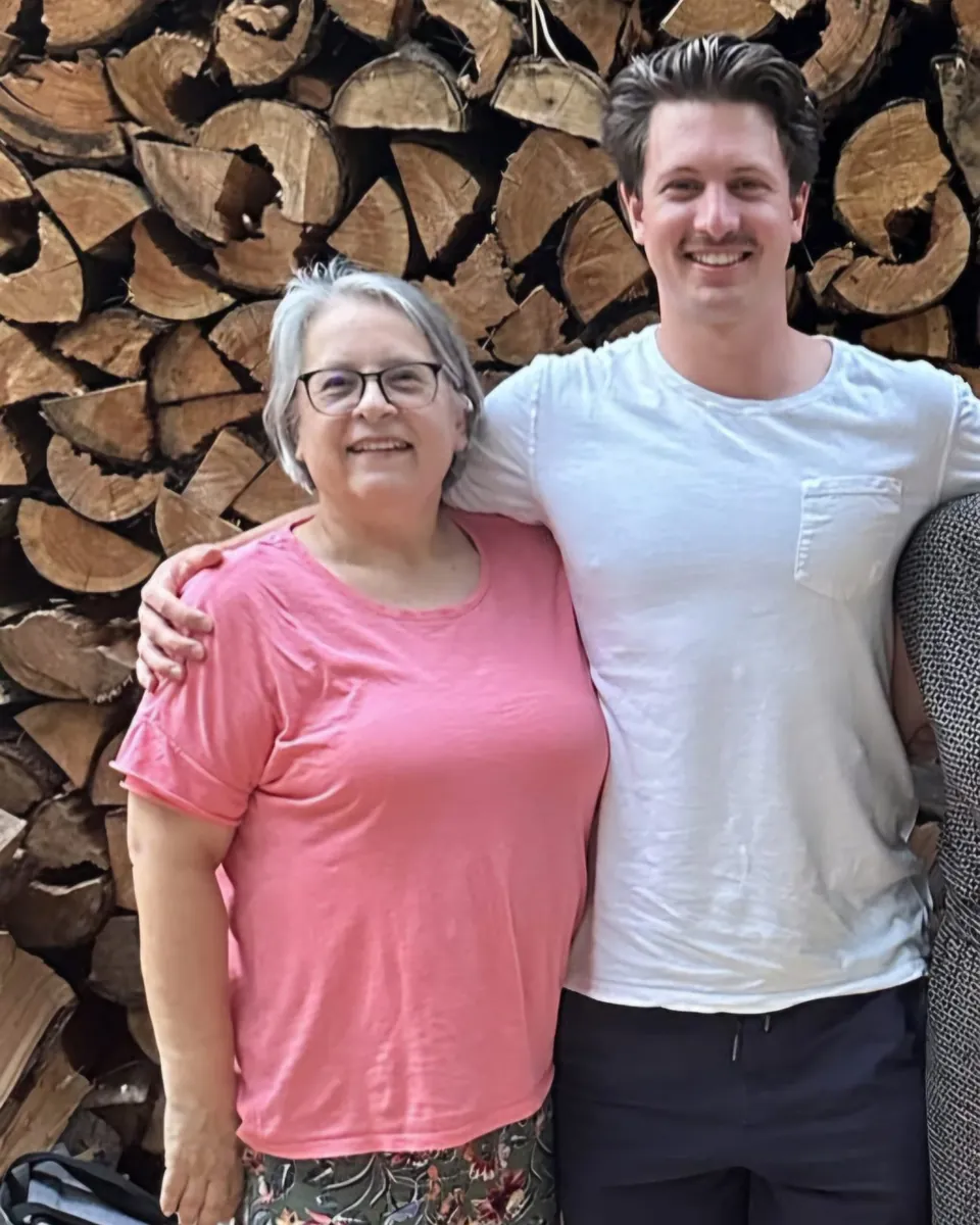 Ulrike vor einem Holzstapel im Freien